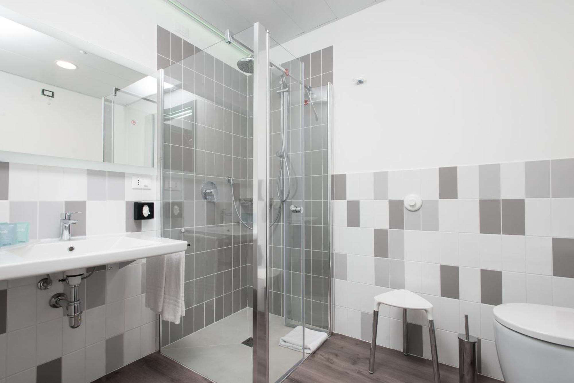 Dieses Doppelzimmer umfasst einen Whirlpool mit Blick ins Innere der Galerie.